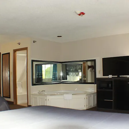 Super 8 By Wyndham Gardner Hotel Exterior photo