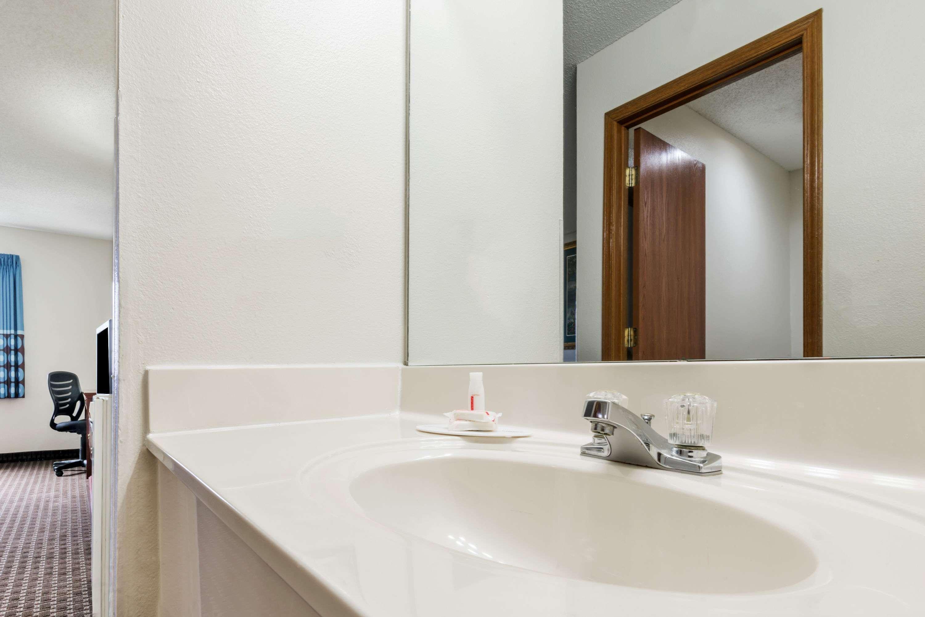 Super 8 By Wyndham Hotel Gardner
